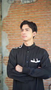 โต๊บชายแขนยาว ยอดนิยม แต่งอินธนูบนบ่าขวา เนื้อผ้าชิมเมอร์ ทรงสวยสุดเท่ห์ AE42วาริสมุสลิม