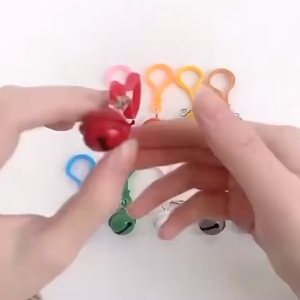 Móc khóa càng cua móc treo bằng nhựa acrylic gắn chuông lục lạc 2.2cm (mẫu mới) - Love Pets Shop