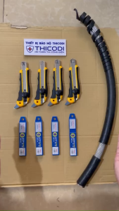 Dao rọc đa năng có nạy vỏ cáp và hộp 10 lưỡi dao 18mm A0041 hiệu C MART