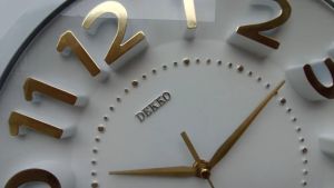 JAM DINDING MEWAH ANGKA TIMBUL JELAS PUTIH EMAS WHITE GOLD DIAMETER 32CM DEKKO 1212