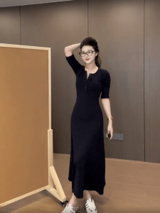 ชุดเดรสยาวแขนสั้นสีพื้นสไตล์เกาหลีสำหรับผู้หญิงในฤดูใบไม้ร่วงปี 2024 ทรงเข้ารูป กระโปรงทรงเอ เอวสูง คอวี