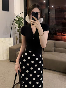 YUEZHONGWEI | Áo thun nữ tay ngắn cổ chữ V màu đen mùa hè 2025 phong cách mới ôm vừa vặn thời trang đầu mùa chất lượng cao cấp