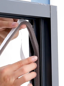 3/5/10ม้วน แถบปิดผนึกประตูหน้าต่างแบบมีกาวในตัว / เทปโฟมฟองน้ำ แถบปิดผนึกกันลมกันฝุ่น / แถบปิดผนึกหน้าต่างบ้าน แถบปิดผนึกประตูแบบมีกาวในตัว