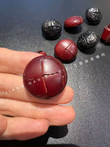 กระดุมหนังมัดย้อมแบบมือใหม่ระดับไฮเอนด์สำหรับเสื้อโค้ทขนสัตว์ กระดุมหนังเย็บมือ กระดุมทรงกลมแบบไม่สมมาตร กระดุมเสื้อโค้ทแบบมัดย้อม