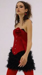 LSOUL - Vera Set เสื้อคอร์เซ็ตเกาะอกสีแดง กระโปรงขนนกสีดำ