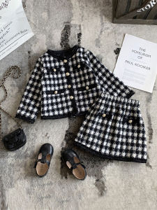 ชุดเสื้อคลุมและกระโปรงครึ่งความยาวลายหมากรุกสําหรับเด็กผู้หญิงในฤดูใบไม้ร่วงและฤดูหนาว เสื้อผ้าเด็กทันสมัยสําหรับเด็กอายุ 2 ถึง 7 ปี วัสดุใยโพลีเอสเตอร์