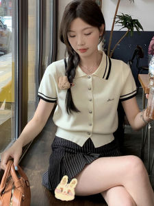 เสื้อคาร์ดิแกนถักแขนสั้นคอโปโลผ้าไหมน้ำแข็งสไตล์ฝรั่งเศสสำหรับผู้หญิงในช่วงฤดูร้อนปี 2025 เสื้อคลุมกันหนาวแบบสวมหัวทรงสลิมฟิต