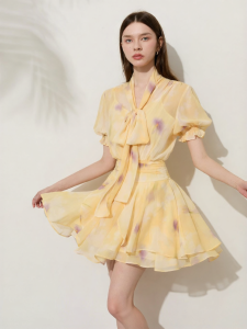 D-PLAY | Đầm Hè V-Neck In Họa Tiết Vàng Đính Nơ Túi Xếp Ly