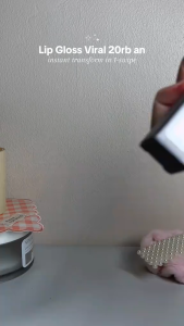 OMG OH MY GLAM GLOSS LIP FINISH LIP GLOSS THE VINYL LIP LOOK PELEMBAB BIBIR