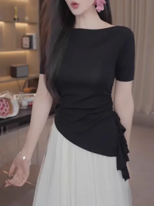 เสื้อยืดแขนสั้นสีดำ ทรงเข้ารูป สำหรับผู้หญิง ฤดูร้อน 2025 ใหม่ แขนกุด ดีไซน์ผ่าข้าง กระโปรงทรงเอ ผ้าถัก