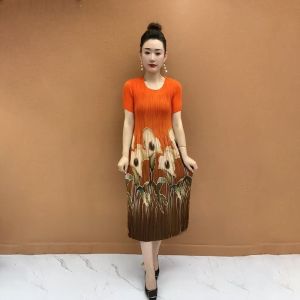 ชุดเดรสยาวปานกลางผ้าโพลีเอสเตอร์ทรงเอแขนสั้นพิมพ์ลายสไตล์เกาหลีสำหรับผู้หญิงวัย 40-49 ปี