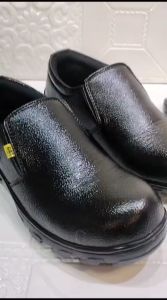 SEPATU KERJA LAPANGAN SAFETY SLIP ON CAT HITAM DAN PUTIH PRIA