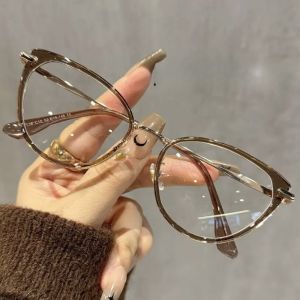 A Pair of Fashionable Cat Eye Anti Blue Light Flat Mirrors for Women Retro Style Unique Decoration Holiday Gift