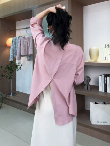 เสื้อเชิ้ตหลวมๆ สำหรับผู้หญิง ฤดูใบไม้ผลิ 2025 ใหม่ กระโปรงทรงเอ แขนยาว คอโปโล สีชมพู ทรงหลวม ดีไซน์เก๋ไก๋ เสื้อเชิ้ต