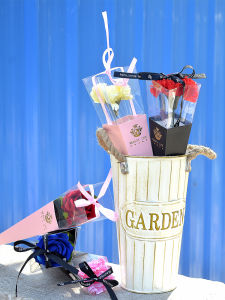 สไตล์โมเดิร์นประดิษฐ์ดอกกุหลาบดอกไม้ของขวัญกล่องสําหรับ ผู้หญิง วันงานแต่งงานวันครูวันแม่วันวาเลนไทน์ Qixi เทศกาลตกแต่งบ้านอุปกรณ์เสริม