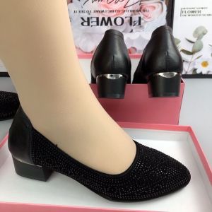 รองเท้าส้นเตี้ยหนังนิ่มประดับคริสตัลสำหรับผู้หญิง รองเท้าแฟชั่นฤดูใบไม้ผลิและฤดูใบไม้ร่วง รองเท้าสวมแบบสวมสบายสำหรับผู้หญิงวัยกลางคน