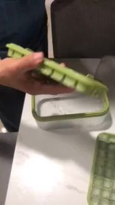 แม่พิมพ์น้ําแข็ง ถาดทำน้ำแข็งมินิ มีฝาพลาสติก 1ถาดทำได้ 32ก้อน ที่ทำน้ำแข็ง บล็อกซิลิโคนทำน้ำแข็ง​ ที่ทำน้ำแข็งก้อนเหลี่ยม