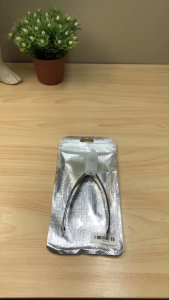 กรรไกรตัดหนังปลายแหลม ผลิตจากวัสดุ สแตนเลสคุณภาพดี ขนาด  ยาว 12.3 ซม.