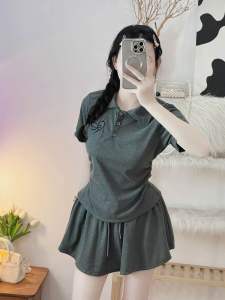 Sét bộ thể thao tenic áo cổ bẻ +chân váy xếp ly tenic duoi 55kg ảnh shop chụp