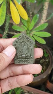 💥รับประกันแท้ พระผงซุ้มขุนแผนแสนรวย (กวักเงินกวักทอง) หลวงปู่แสน ปสันโน วัดบ้านหนองจิก ปี 2560 เนื้อผงโรยแร่คำเขียว ติดจีวร พระแท้ รวย