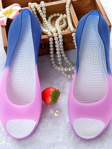 สไตล์เกาหลี รองเท้าแตะพลาสติกคริสตัลผู้หญิง ฤดูร้อน รองเท้าเยลลี่ปากปลาส้นแบน กันลื่น รองเท้าชายหาด ลำลอง เรซิ่นด้านบน