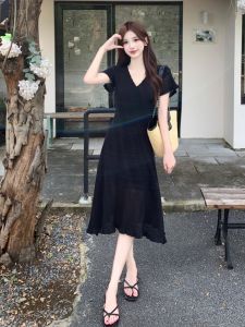 Đầm Dáng Mới Mùa Hè Kiểu Dáng Gọn và Thiết Kế Đục Lỗ