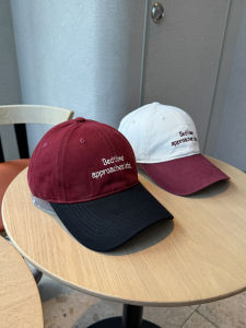 หมวกเบสบอลปักลายตัวอักษรสไตล์ย้อนยุคแบบอเมริกันสำหรับผู้หญิง ทรงปากเป็ด ปีกกว้าง ป้องกันแสงแดด หมวกทรงกลม หมวกฤดูใบไม้ผลิและฤดูใบไม้ร่วง