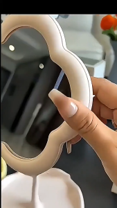 Gương Trang Điểm Để Bàn Hình Hoa Decor – Gương Makeup Mini Xoay 360° Có Khay Tiện Lợi