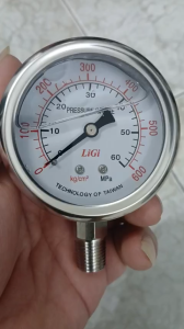 Đồng hồ đo áp suất Áp lực từ 0 đến 600kg/cm2 = 60 Mpa Mặt 63mm Chân ren 13mm có dầu chống rung lắc kim. Dùng đo áp lực mây móc hạng nặng