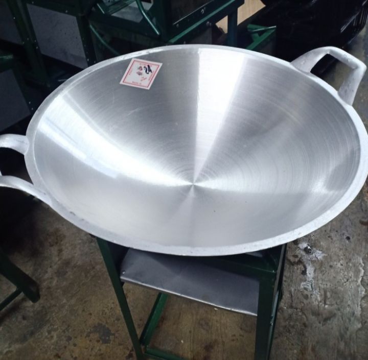 Proses penggorengan ikan dalam wajan besi