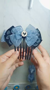 หวีสับ โบว์ หวีสับโบว์ ริบบิ้นผ้าใหมซาตินและผ้าแก้วรวมกันใน1ชิ้นงาน DIY ขนาด13ซม. (สุ่มจี้) พร้อมส่ง