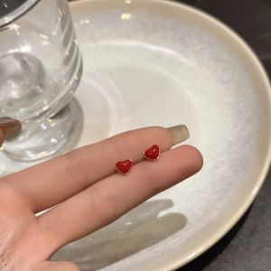 เรียบง่าย เรียบหรู ต่างหูรูปหัวใจสีแดงขนาดเล็กสําหรับผู้หญิง อินเทรนด์ แฟชั่นเครื่องประดับโลหะผสม/ชุบเงิน/ชุบทองหญิงหูตกแต่ง