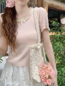 เสื้อเชิ้ตถักไหมพรมคอกลมขอบลูกไม้หวานสําหรับผู้หญิงฤดูร้อนสไตล์ใหม่เข้าได้หลายชุดเข้ารูปพอดีแขนสั้นเสื้อยืด