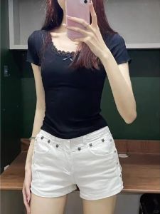 เสื้อยืดคอวีแขนสั้นผู้หญิงสไตล์ย้อนยุคสีดำ ผ้าลูกไม้ปมผีเสื้อ เสื้อผ้าทำงานสไตล์เกาหลี ทรงเข้ารูป ฤดูร้อน 2024