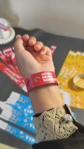 CETAK TIKET GELANG CUSTOM MURAH ANTI AIR tiket gelang event tiket gelang custom event tiket gelang playground tiket gelang imo tiket gelang konser tiket gelang layard