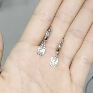 S925 Sterling Silver 0.8 Carat*2 Moissanite Rectangular Shaped Ice Flower Stone Sugar Cube Earrings Suitable for Women to Wear