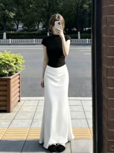 SENWA | Bộ Đồ Hai Mảnh Phong Cách Hàn Quốc Áo Thun Đen và Chân Váy Bút Chì