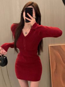 ชุดเดรสยาวคลุมเข่าแขนยาวถักสีแดงสำหรับผู้หญิงในช่วงฤดูใบไม้ร่วงและฤดูหนาว เดรสทรงเข้ารูปเอวสูง กระโปรงสั้น คอวี ปกติ