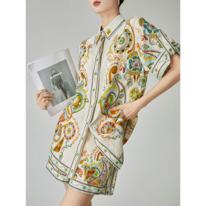 ชุดเสื้อเชิ้ตแขนสั้นพิมพ์ลายดอกน้ำหนักเบาสำหรับผู้หญิง ชุดสองชิ้นหลวมๆ สำหรับฤดูร้อน 2025 ใหม่ล่าสุด ชุดเดรสยาวคลุมเข่า