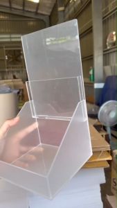 กล่องโบชัวร์ TB079 - ขนาดA5 เป็นกล่องโบชัวร์ที่มีระดับฟิลเลอร์ ที่โชว์สินค้า หรือ ใส่ป้ายชื่อสินค้า และโชว์สินค้า สะอาด 12.7 x 17.7 กราฟ