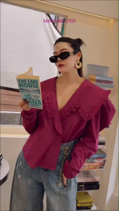 เสื้อเชิ้ตคอวีแต่งคอปกใหญ่ระบายรอบ ให้ความรู้สึกว่ามีคอและไหล่สวยขึ้น- ทรงฟูไหล่เด่น ช่วยเสริมบ่าให้มีวอลุ่มพองๆ นิดๆ- ผ้าคอตตอนเนื้อพรีเมี่ยม ใส่แล้วหน้าเรียว ตัวไม่พอง ความสะดวกในการแมทช์ แมทช์ง่าย ทั้งกับยีนส์ตัวโปรดหรือกระโปรง ทรงสวยมาก ใส่แล้วดูมี