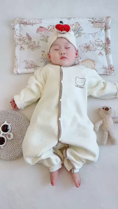 Baby Sherpa Fleece Footed Pajamas Warm Plush Romper for Infants Soft Breathable Crawling Suit for Autumn Winter.