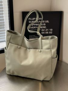 กระเป๋าผ้าใบทรงโตสำหรับผู้หญิง ความจุขนาดใหญ่ กระเป๋าถือแบบสะพายไหล่ข้างเดียว กระเป๋าถือแบบทันสมัยสำหรับเดินทางในช่วงฤดูร้อนปี 2024