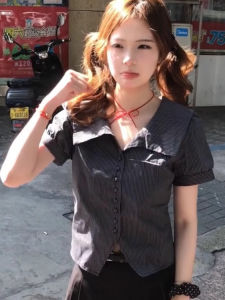 เสื้อเชิ้ตแขนสั้นลายทางสำหรับผู้หญิง ฤดูร้อน 2025 ดีไซน์ใหม่ คอโปโล กระโปรงทรงเอ แขนพอง แฟชั่นสตรีท ระบายอากาศได้ดี