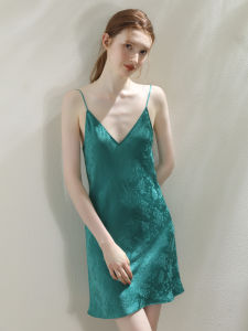 XEXZ | ชุดนอนผ้าไหมซาบะฮ์เซ็กซี่สำหรับผู้หญิง ฤดูร้อน 2025 ชุดนอนผ้าซาตินปักลายใหม่ คอวี แขนกุด กระโปรงสั้น ชุดนอนผ้าไหม 100%