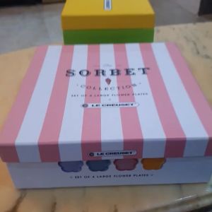 Set 4 cái đĩa Le Creuset hoạ tiết hoa 4 màu 9" (23cm) - Le Creuset Sorbet Collection Flower Plates 9" set of 4pcs