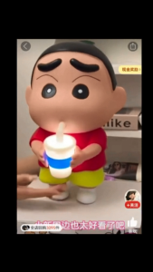 【SG现货】带灯国潮蜡笔小新手办萌趣杯子小新办公室桌面车载摆件野原新之助模型