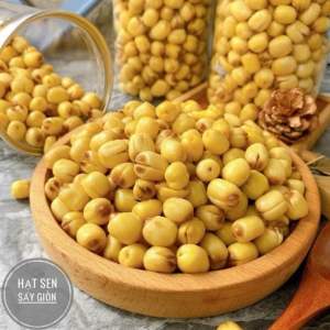 Hạt sen sấy giòn ăn liền 1 kg - hạt sen vàng giòn tan sẵn sàng dùng đóng gói trong lọ thủy tinh.