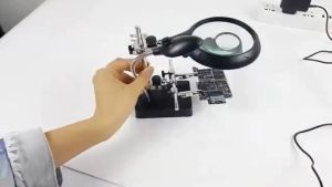 COD Alat Pegangan Solder Helping HAnd Penjepit PCB Dudukan Solder + Kaca Pembesar / Stand pegangan Solder / Holder Solder Lengkap Dengan Kaca Pembesar Reparasi Servis Dan Lampu LED / Untuk Servis Board HP Elektronik DLL