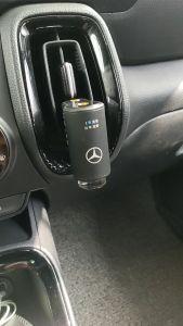 Máy khuếch tán nước hoa ô tô gắn cửa gió điều hoà Công nghệ Mercedes thương hiệu AROMA. Tự động phun nước hoa khi xe chuyển động